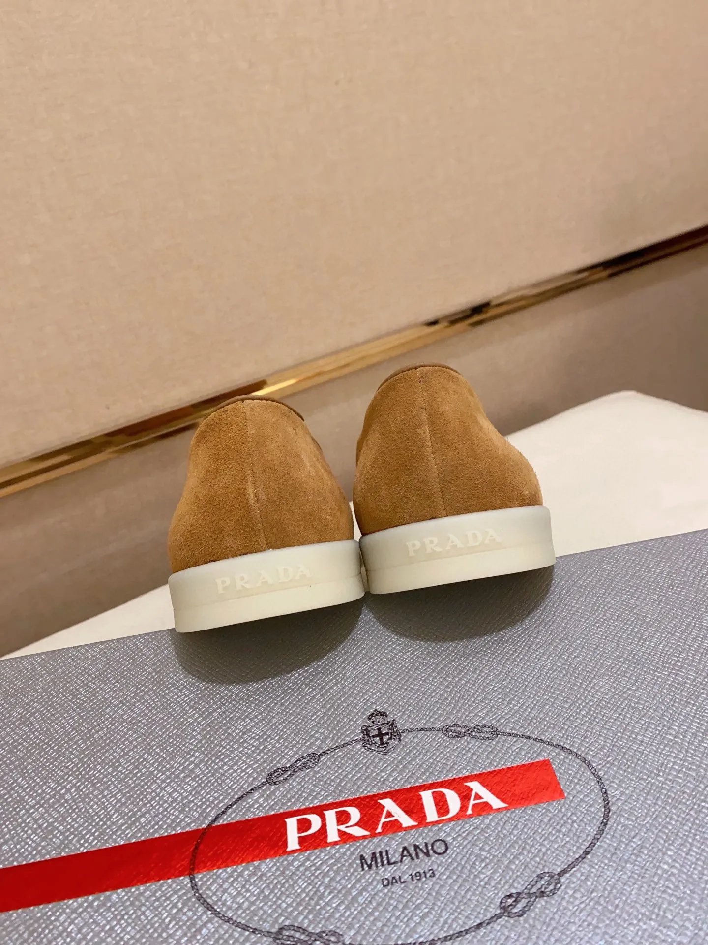 Men's shoes 💰 580💰 ✔️✔️✔️High-quality new PRADA counters are launched at the same time. The new men's shoes and 😘fabrics are selected from high-silk bald cowhide and are made by pure handicrafts. Lining: Full cowhide lining. 👍🏿 High-end ☄️ air-cushion molded anti-slip rubber outsole, exquisite lines, simple and elegant, comfortable and high-end for leisure travel. Code number: 38 to 44 (45 can be customized)